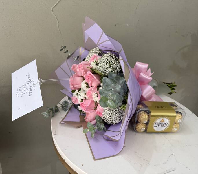 Ramo de rosas y chocolates