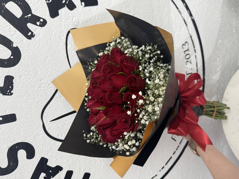 Ramo 24 rosas con Gypso